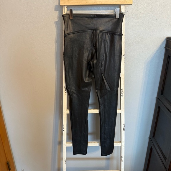 NWT SPANX Women Size M Petite Faux Leather Black Leggings - Picture 5 of 9